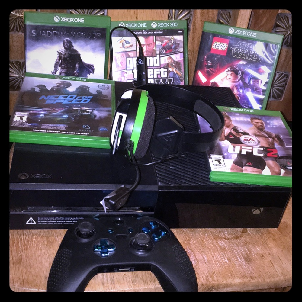 Xbox1 good condition! 4 games,Headset N controller - Picture 1 of 5